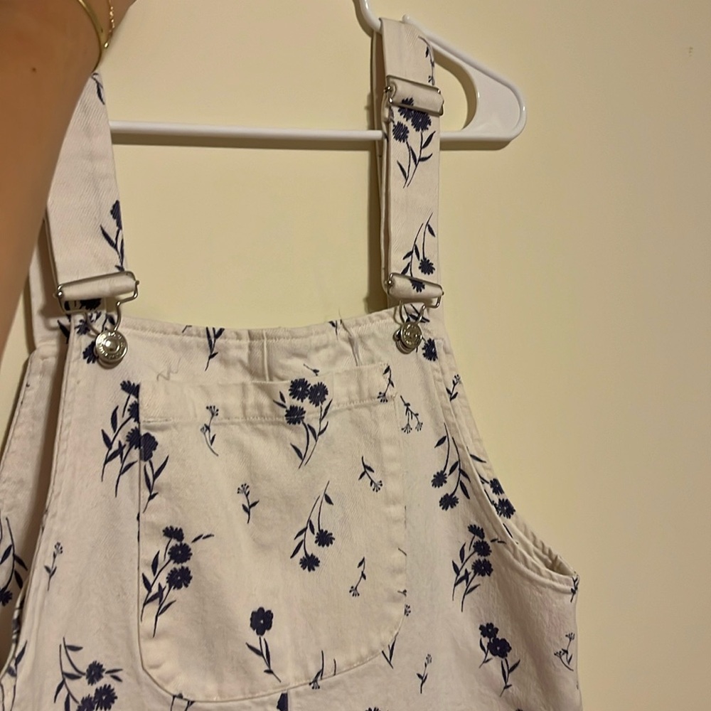 White Zara overalls with blue flower details